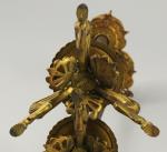 PAIRE DE FLAMBEAUX en bronze doré. Fût cannelé reposant sur...