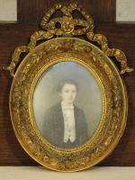 École FRANÇAISE du XIXè.Portrait de jeune homme.MINIATURE de forme ovale.8,5...