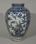 JARRE balustre en porcelaine, décorée en bleu sous couverte de...