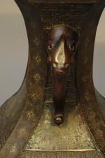 Paire de VASES en bronze, anses à têtes d'éléphants ;...