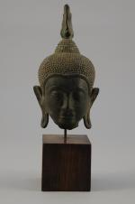 BOUDDHA. Tête en bronze sur socle de bois.Thaïlande, XVIIIème. Haut....