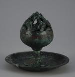 Petit BRÛLE-PARFUM en bronze à patine verte.Haut. 11 cm.