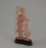 STATUETTE en quartz rose sculpté figurant une femme portant une...