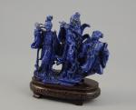 GROUPE en lapis -lazuli sculpté figurant trois personnages. Le premier...