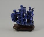 GROUPE en lapis -lazuli sculpté figurant trois personnages. Le premier...