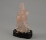 STATUETTE en quartz rose sculpté figurant une femme vêtue d'une...
