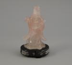 STATUETTE en quartz rose sculpté figurant une femme vêtue d'une...