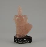 STATUETTE en quartz rose sculpté figurant un homme tenant une...