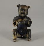 PETIT BOUDDHA en porcelaine émaillée brun et bleu. Chine, XIXème....