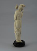 STATUETTE en ivoire figurant une femme montrant une fleur d'éternité....