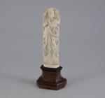STATUETTE en ivoire sculpté figurant une déesse jouant de la...