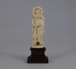 STATUETTE en ivoire sculpté figurant une déesse jouant de la...
