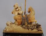 GROUPE en ivoire sculpté figurant un cavalier armé d'un arc...