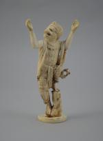 OKIMONO en ivoire à patine jaune, Hanuman debout, la jambe...