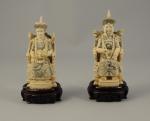OKIMONO. COUPLE IMPÉRIAL. 2 personnages en ivoire sculpté assis sur...