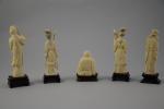 OKIMONO. 5 PERSONNAGES. 3 dames de cours en ivoire/ivoirine sculpté...