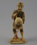 OKIMONO. 8 PERSONNAGES en ivoire/ivoirine sculpté dans des activités artisanales...