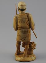OKIMONO. 8 PERSONNAGES en ivoire/ivoirine sculpté dans des activités artisanales...