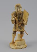 OKIMONO. 6 PERSONNAGES masculins en ivoire/ivoirine sculpté dans des activités...