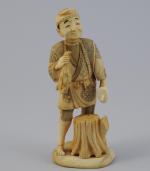 OKIMONO. 6 PERSONNAGES masculins en ivoire/ivoirine sculpté dans des activités...