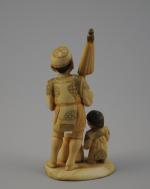 OKIMONO. 9 PERSONNAGES en ivoire/ivoirine sculpté dans des activités artisanales...