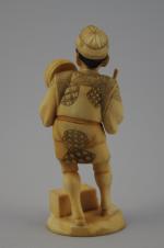 OKIMONO. 9 PERSONNAGES en ivoire/ivoirine sculpté dans des activités artisanales...