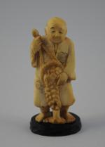 OKIMONO. 4 PERSONNAGES en ivoire/ivoirine sculpté dans des activités artisanales...