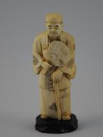 OKIMONO. 4 PERSONNAGES en ivoire/ivoirine sculpté dans des activités artisanales...