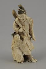 OKIMONO en ivoire sculpté et gravé fugurant l'initation d'un jeune...