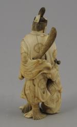 OKIMONO en ivoire sculpté et gravé fugurant l'initation d'un jeune...