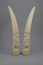 PAIRE de DÉFENSES d'éléphant en ivoire sculptées d'un buste de...