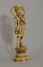 STATUETTE en ivoire sculpté figurant un personnage du théâtre Nô....