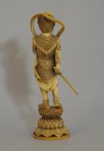 STATUETTE en ivoire sculpté figurant un personnage du théâtre Nô....