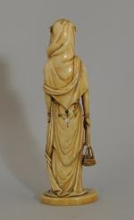 STATUETTE en ivoire sculpté figurant une femme drapée tenant de...