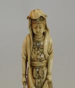 STATUETTE en ivoire sculpté figurant une femme drapée tenant de...