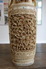 Paire de VASES COUVERTS en ivoire finement sculpté de dragons,...