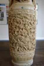 Paire de VASES COUVERTS en ivoire finement sculpté de dragons,...