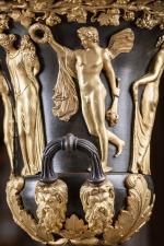 PAIRE de VASES MÉDICIS en bronze patiné ornés de nymphes,...