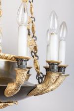 LUSTRE en forme de lampe antique flammée en bronze doré,...