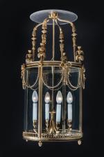LANTERNE cylindrique en bronze doré à décor de balustrades, perles,...