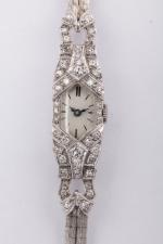 MONTRE-BRACELET de dame, la montre de forme rectangulaire en platine,...