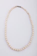 COLLIER de PERLES,  61 perles baroques. Long. 46 cm.