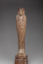 PTAH-SOKAR-OSIRIS momiforme en bois sculpté. Reste d'enduit.Égypte, XXVe-XXVIe dynastie.Haut. 53...
