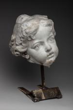 TÊTE DE PUTTO en marbre.XVIIe--XVIIIe, inspirée de l'Antique.Haut. 26 cm....