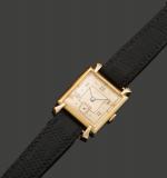 ROLEX. MONTRE-BRACELET d'homme, la montre de forme rectangulaire en or...