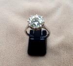 BAGUE sertie d'un diamant solitaire de forme ronde demi-taille pesant...