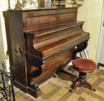 PIANO DROIT, en placage de palissandre. Philippe-Henri Herz-Neveux et Cie...
