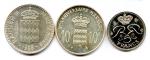 Lot de trois monnaies en argent de Monaco Rainier III...