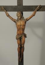 CRUCIFIX. Le Christ en bois fruitier sculpté. La croix en...