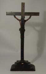 CRUCIFIX. Le Christ en bois fruitier sculpté. La croix en...